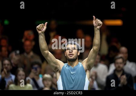 Rotterdam, Niederlande. Februar 2025. ROTTERDAM - Carlos Alcaraz (ESP) nach seinem gewonnenen Spiel gegen Pedro Martinez (ESP) am fünften Tag des ABN AMRO Open Tennisturniers in Ahoy. ANP SANDER KING Credit: ANP/Alamy Live News Stockfoto
