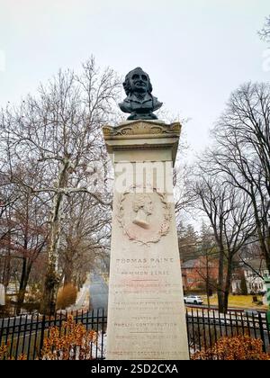 New Rochelle, USA. Februar 2025. Eine Büste des amerikanischen Gründers Thomas Paine in New Rochelle, New York, USA. Quelle: Stu Gray/Alamy Live News. Stockfoto
