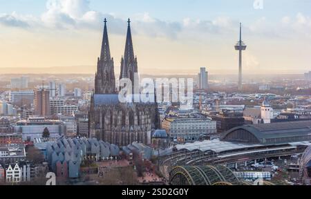 Aus der Vogelperspektive über den Dom in der Skyline von Köln Stockfoto