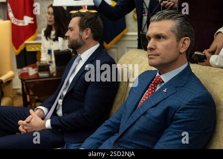 Washington, Vereinigte Staaten. Februar 2025. US-Verteidigungsminister Pete Hegseth wird als US-Präsident Donald Trump am Freitag, den 7. Februar 2025, im Oval Office des Weißen Hauses in Washington, DC, mit dem japanischen Premierminister Shigeru Ishiba zusammentreffen. Kredit: Anna Rose Layden/Pool über CNP/dpa/Alamy Live News Stockfoto