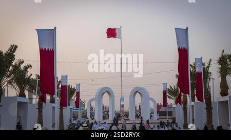 Darb Al Saai , doha, Katar - 12. Dezember 2024 : Einheimische und Expats nehmen an der Feier zum Nationalfeiertag in katar Teil Stockfoto