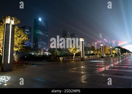 Shenzhen, China - 17. Januar 2019: Blick auf Shenzhen mit Wolkenkratzern in der Nacht. Stockfoto