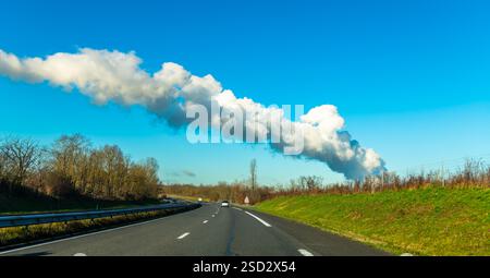 Eine Wolke Wasserdampf aus einem Kernkraftwerk, von der Autobahn aus gesehen. Stockfoto