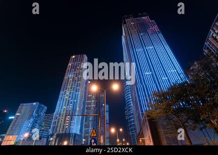 Shenzhen, China - 17. Januar 2019: Ein Blick in die Nacht über die beleuchteten Wolkenkratzer in Shenzhen, China. Stockfoto
