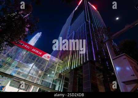 Shenzhen, China - 17. Januar 2019: Ein Blick in die Nacht über die beleuchteten Wolkenkratzer in Shenzhen, China. Stockfoto