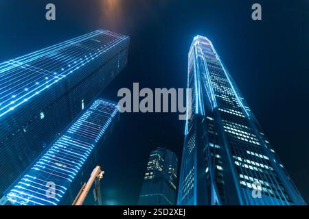 Shenzhen, China - 17. Januar 2019: Ein Blick in die Nacht über die beleuchteten Wolkenkratzer in Shenzhen, China. Stockfoto