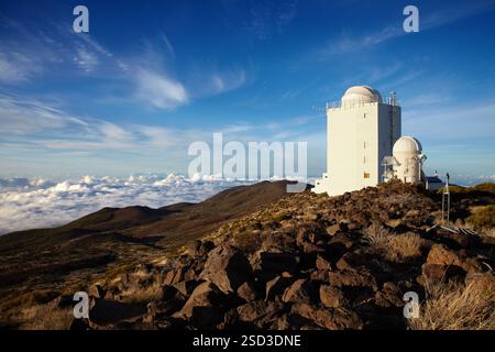 GREGOR, ¥ Observatorio del Teide, OT, Astronomisches Observatorium, Nationalpark Las CaÒadas del Teide, Teneriffa, Kanarische Inseln, Spanien GREGOR ist das neue 1 5 m lange Sonnenteleskop, das derzeit auf Teneriffa, Spanien, vom deutschen Konsortium des Kiepenheuer-Instituts f¸r Sonnenphysik, dem Leibniz-Institut für Astrophysik Potsdam, dem Institut f¸r Astrophysik Gttingen, montiert wird. das Max-Planck-Institut f¸r Sonnensystemforschung und weitere internationale Partner das Teleskop ist für hochpräzise Messungen des Magnetfeldes und der Gasbewegung in der Photosphäre konzipiert Stockfoto