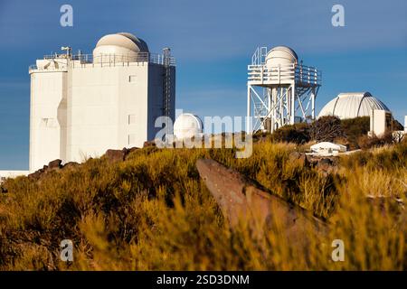 GREGOR, ¥ Observatorio del Teide, OT, Astronomisches Observatorium, Nationalpark Las CaÒadas del Teide, Teneriffa, Kanarische Inseln, Spanien GREGOR ist das neue 1 5 m lange Sonnenteleskop, das derzeit auf Teneriffa, Spanien, vom deutschen Konsortium des Kiepenheuer-Instituts f¸r Sonnenphysik, dem Leibniz-Institut für Astrophysik Potsdam, dem Institut f¸r Astrophysik Gttingen, montiert wird. das Max-Planck-Institut f¸r Sonnensystemforschung und weitere internationale Partner das Teleskop ist für hochpräzise Messungen des Magnetfeldes und der Gasbewegung in der Photosphäre konzipiert Stockfoto