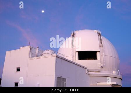 Das William Herschel Telescope WHT, Roque de los Muchachos Observatory, La Palma, Kanarische Inseln, Spanien das William Herschel Telescope, das 1987 eröffnet wurde, ist eines der größten optischen Teleskope seiner Art in Europa. Mit einem Hauptspiegel von 4 2 Metern Durchmesser ist es eine Universaleinrichtung, die für eine breite Palette astronomischer Beobachtungen von den optischen Wellenlängen bis hin zum Infrarot ausgelegt ist. und das William Herschel Telescope deckt sowohl Bildgebung als auch Spektroskopie durch die Weiterentwicklung der Instrumente ab, insbesondere im Bereich der adaptiven Optik, und bleibt im Vordergrund Stockfoto