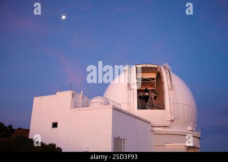 Das William Herschel Telescope WHT, Roque de los Muchachos Observatory, La Palma, Kanarische Inseln, Spanien das William Herschel Telescope, das 1987 eröffnet wurde, ist eines der größten optischen Teleskope seiner Art in Europa. Mit einem Hauptspiegel von 4 2 Metern Durchmesser ist es eine Universaleinrichtung, die für eine breite Palette astronomischer Beobachtungen von den optischen Wellenlängen bis hin zum Infrarot ausgelegt ist. und das William Herschel Telescope deckt sowohl Bildgebung als auch Spektroskopie durch die Weiterentwicklung der Instrumente ab, insbesondere im Bereich der adaptiven Optik, und bleibt im Vordergrund Stockfoto