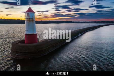 Der nördlichste Leuchtturm Englands, Berwick Pier in der Abenddämmerung, Berwick upon Tweed, Northumberland, England Stockfoto