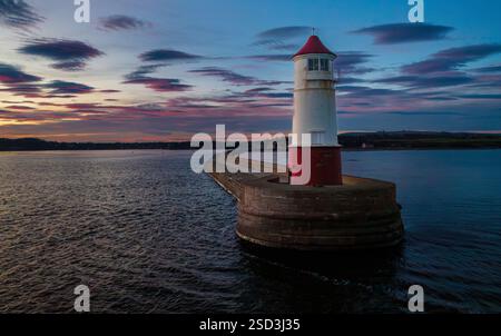 Der nördlichste Leuchtturm Englands, Berwick Pier in der Abenddämmerung, Berwick upon Tweed, Northumberland, England Stockfoto