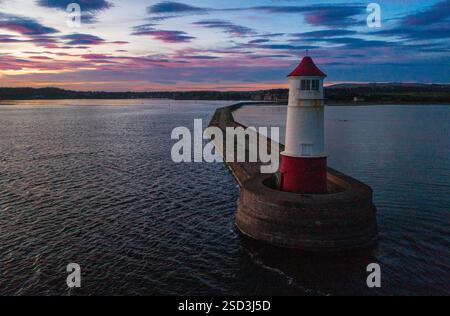 Der nördlichste Leuchtturm Englands, Berwick Pier in der Abenddämmerung, Berwick upon Tweed, Northumberland, England Stockfoto
