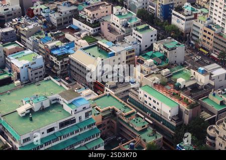Luftaufnahme eines dichten Stadtviertels in Busan, Südkorea, mit farbenfrohen Dächern, engen Straßen und Wohn- und Geschäftsgebäuden Stockfoto