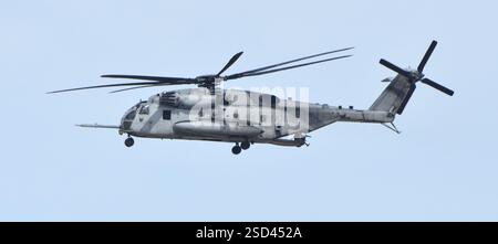 Yuma, USA - 11. März 2023: Ein Marinekorps Sikorsky CH-53E Super Hengst fliegt bei MCAS Yuma. Stockfoto