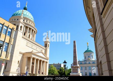 Potsdam, Deutschland - 2. Juli 2015: Niedrigwinkelblick auf die Nikolaikirche und das Alte Rathaus in Potsdam an einem sonnigen Tag Stockfoto