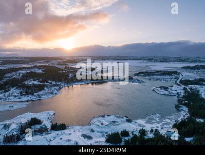 Blick aus der Vogelperspektive auf Ellidavatn, einen See und Naturschutzgebiet außerhalb von Reykjavik, Islandwinter Stockfoto