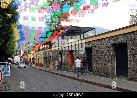 Tepoztlan, Morelos, Mexiko - 7. November 2024: Kopfsteinpflasterstraßen der magischen Stadt Tepoztlan in Morelos, Mexiko, ein Ort der Ruhe, mystischen und warmen Klima Stockfoto