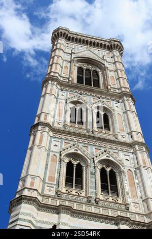 Nahaufnahme des Glockenturms von Giotto in Florenz, Italien. Detaillierter Blick auf das Meisterwerk aus gotischem Marmor, das die Kathedrale von Florenz ziert Stockfoto