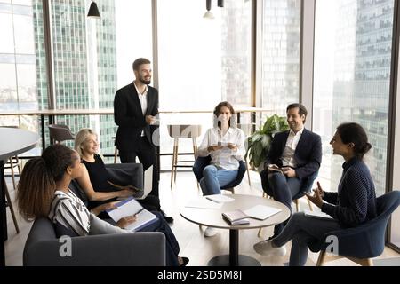 Gruppe von Fachleuten, die während des Meetings lebhafte Gespräche führten Stockfoto