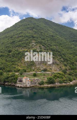 Bucht von Kotor, Montenegro - 2. Juli 2024: Am nördlichen Ausgang des schmalen Kanals an der Ostküste befindet sich die Kirche unserer Lieben Frau von Engeln Unesc Stockfoto