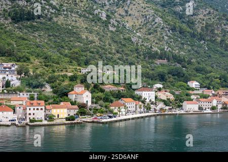 Bucht von Kotor, Montenegro - 2. Juli 2024: Muo Village. Küstenlandschaft mit Marienkirche links, Villa mit Treppen und Stockfoto