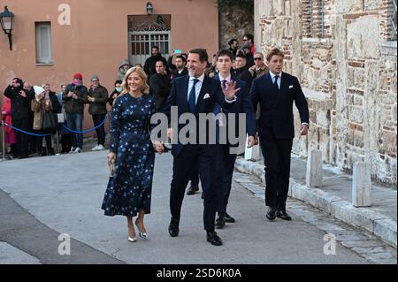 Königliche Hochzeit von Prinz Nikolaos von Griechenland und Chrysi Vardinogianni in Athen Kronprinz Pavlos von Griechenland, Kronprinzessin Marie-Chantal von Griechenland, Prinz Konstantin-Alexios und Prinz Aristides-Stavros treffen in der Kirche Agios Nikolaos Ragavas im Stadtteil Plaka in Athen ein, um Prinz Nikolaos von Griechenland mit Chrysi Vardinogianni zu heiraten. Athen Griechenland Copyright: XNicolasxKoutsokostasxNicolasxKoutsokostasx DSC 202502070247 Stockfoto