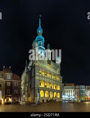 Ein Bild vom Rathaus von Posen bei Nacht. Stockfoto