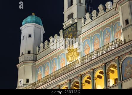 Ein Nahaufnahme des Rathauses von Posen bei Nacht. Stockfoto