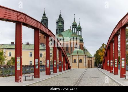 Ein Bild der Bischof-Jordanbrücke und der Kathedrale von Posen. Stockfoto