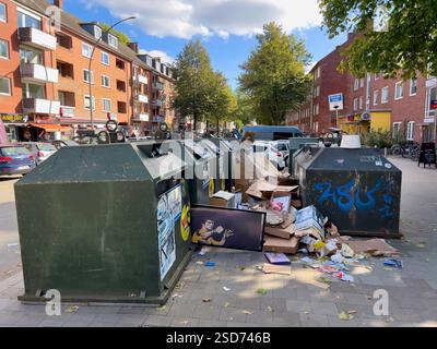 Randvoller Papierbehälter, Deutschland, Hamburg Stockfoto