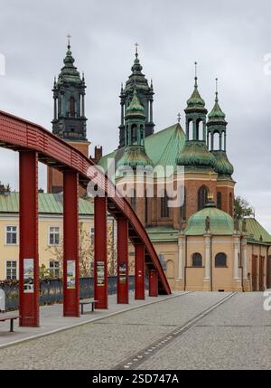 Ein Bild der Bischof-Jordanbrücke und der Kathedrale von Posen. Stockfoto