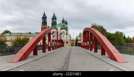 Ein Bild der Bischof-Jordanbrücke und der Kathedrale von Posen. Stockfoto