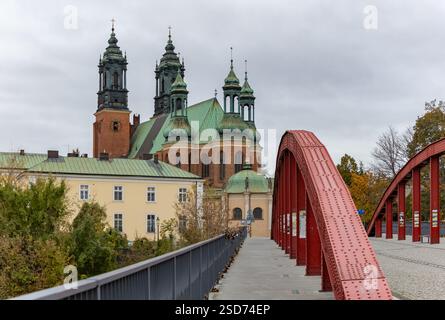 Ein Bild der Bischof-Jordanbrücke und der Kathedrale von Posen. Stockfoto