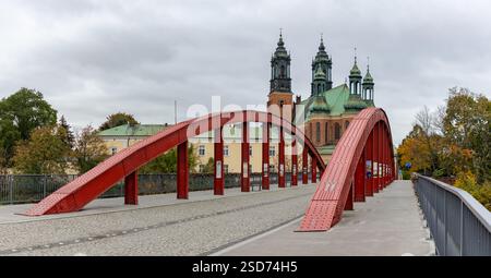 Ein Bild der Bischof-Jordanbrücke und der Kathedrale von Posen. Stockfoto