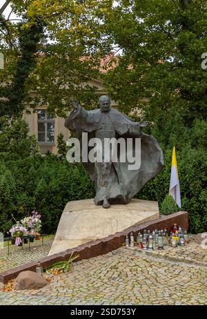Ein Bild vom Papst-Tänzerdenkmal in Posen. Stockfoto