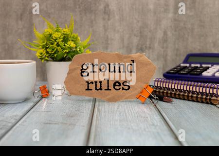 Grundregeln Text auf Haftnotiz mit Wecker auf Korkpapier Hintergrund. Stockfoto