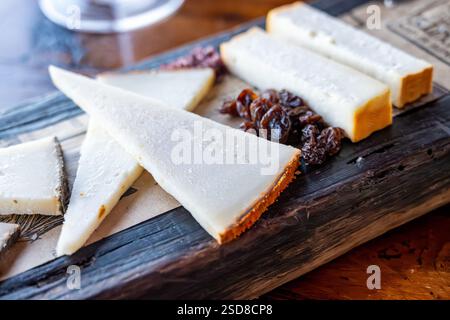 Verkostung von lokalen Bauern spanischen Käse auf den Kanarischen Inseln, Ziegenkäse, geräucherten und Dreiecken von Manchego Curado Käse auf Holzplanke Stockfoto