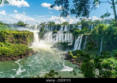 Teil der Iguazu Wasserfälle vom Argentinischen Nationalpark aus gesehen Stockfoto