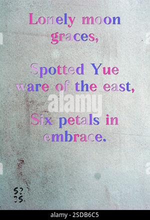 Einsame Mond-Gnaden, gefleckte Yue-Ware des Ostens, sechs Blütenblätter in Umarmung. Marie Lamberts Silberne Schriftstellergilde. Kunst von Zsuzsa Szikra. Poetry Art Print, Triplumes ist eine einzigartige poetische Form, die vom traditionellen Haiku inspiriert ist und aus drei Linien besteht, die Momente der Klarheit, der Emotionen und der Einsicht einfangen. In unserer Kollektion setzen wir uns für die Freiheit der Sprache ein, wo das Vermischen von Wörtern und das Entfernen von Bindestrichen mehr ist als eine stilistische Wahl – sie ist eine Möglichkeit, Einheit und Nähe zwischen Ideen zu vermitteln und einen fließenden, kompakten Ausdruck zu schaffen, der mit den Rhythmen des modernen Lebens in Einklang steht. Stockfoto