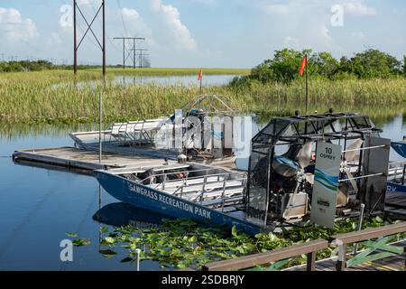 Weston, FL USA - 25. August 2018: Airboat im Sawgrass Recreation Park, eine Attraktion, die Airboat-Touren in den Everglades anbietet. Stockfoto