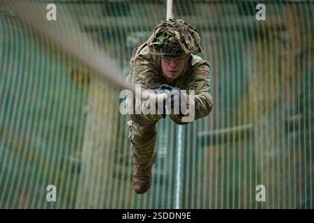 Ein US-Soldat, der dem 1. Geschwader, 91. Kavallerie-Regiment, 173. Luftlandebrigade, zugewiesen ist, bekämpft ein Seilhindernis während einer Sporenfahrt im Grafenwoehr-Trainingsgebiet des 7. Armee-Trainings-Kommandos, Deutschland, 11. Dezember 2024. Der Zweck dieser Spornfahrt ist es, neue Fallschirmjäger in die Luftwaffe zu integrieren und innerhalb der Geschwader einen esprit de Corps zu bauen, der sich auf das Erbe der Kavallerie konzentriert. Die 173rd Airborne Brigade ist die US-Armee-Notfalltruppe in Europa und stellt schnell einsatzfähige Truppen für die europäischen, afrikanischen und zentralen Kommandobereiche der Vereinigten Staaten zur Verfügung. Bereitstellen vorwärts Stockfoto