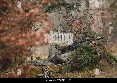 Zachery Curtiss, ein Feuerwehrspezialist mit 5-25 Charlie Battery, 3. Brigade, 10. Gebirgsdivision, holt Sicherheit mit einem automatischen Granatwerfer M-19 am Joint Multinational Readiness Center in Hohenfels, Deutschland, 31. Januar 2025. Curtis ist in einer Feldartillerie-Einheit, die an der Übung Combined Resolve 25-1, einer Mehrdomänenübung in Europa, teilnimmt. (Foto der US Army Reserve von Stabsleiter Tristan Peete.) Stockfoto