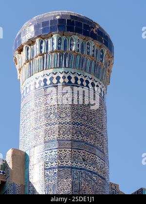 Das Minarett der Sommermoschee ist komplett mit blauen, weißen und grünen Keramikfliesen bedeckt. Fotografiert in der Zitadelle der Kunya-Arche in der Altstadt von Chiwa in Usbekista Stockfoto