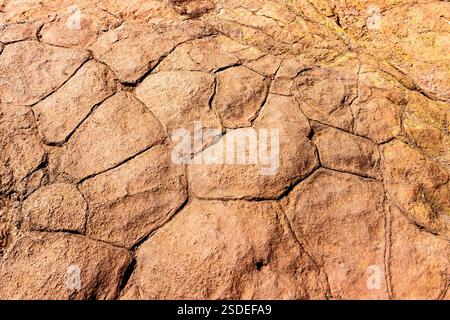 Nahaufnahme einer wunderschönen Felsformation an einem Flussufer Stockfoto