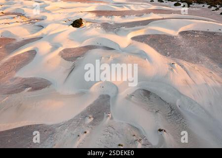 Luftaufnahme von Mustern und Hügeln in Sanddünen bei Yanerbie auf der Eyre Peninsula in Südaustralien. Stockfoto
