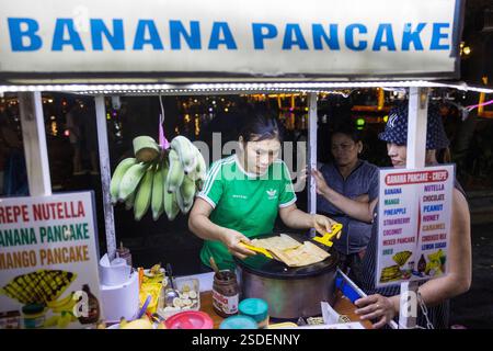 Straßenverkäufer, der Bananenpfannkuchen auf einem Nachtmarkt in Hoi an, Vietnam, zubereitet, Mittwoch, 06. November 2024. Foto: David Rowland / One-Image.com Stockfoto