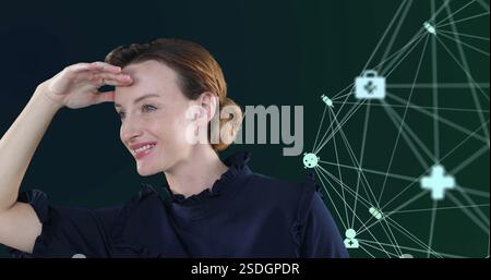 Bild einer kaukasischen Geschäftsfrau über Netzwerk von Verbindungen mit Symbolen auf schwarzem Hintergrund Stockfoto