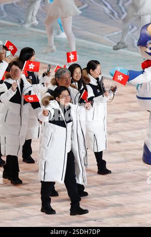 Harbin, China. 7. Februar 2025. Kenneth Fok Kai-kong, Leiter der chinesischen Delegation in Hongkong, führt das Team zu einer Parade auf die Bühne während der Eröffnungszeremonie der 9. Asiatischen Winterspiele Harbin 2025 im Harbin International Conference, Exhibition and Sports Center am 7. Februar 2025 in Harbin, Provinz Heilongjiang, China. Am 7. Februar 2025 um 20:00 Uhr eröffneten die 9. Asiatischen Winterspiele (AWG) mit einer kreativen Zeremonie in Harbin, der Hauptstadt der nordöstlichen chinesischen Provinz Heilongjiang, die als „Eishauptstadt“ des Landes gilt. Quelle: Han Haidan/China News Service/Alamy Live News Stockfoto
