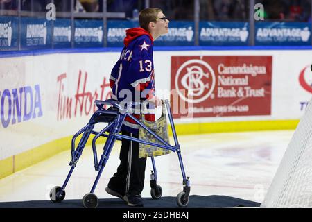 Rochester, New York, USA. Februar 2025. Ein Rochester-Amerikaner-Fan steht während einer Zeremonie. Die Rochester Americans veranstalteten die Belleville Senators in einem Spiel der American Hockey League in der Blue Cross Arena in Rochester, New York. (Jonathan Tenca/CSM). Quelle: csm/Alamy Live News Stockfoto